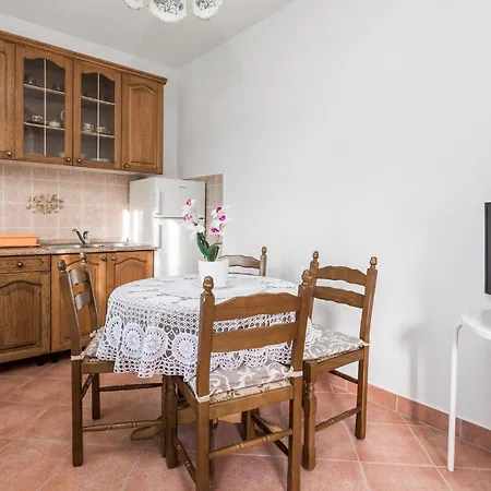 Appartement 2 Bedroom Awesome In Pag