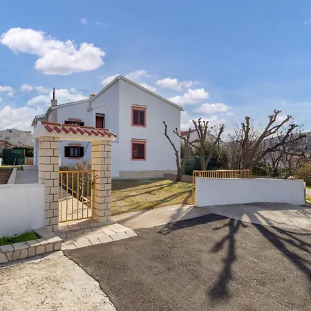 2 Bedroom Awesome In Pag *