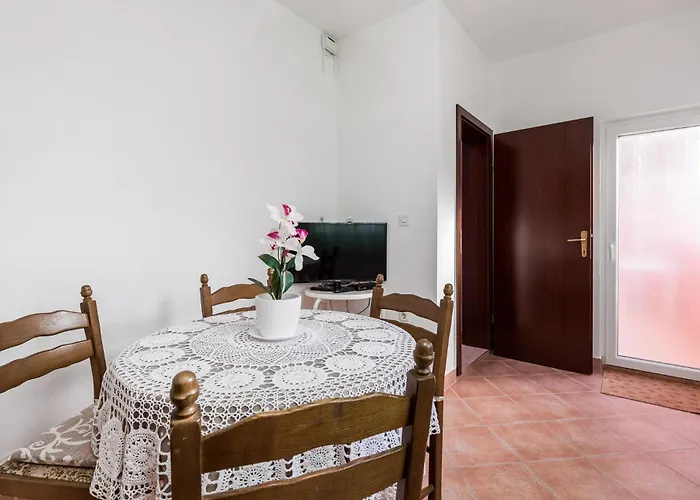 2 Bedroom Cozy In Pag Apartman Pag Town